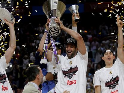 Felipe Reyes alza el título de la Euroliga de 2015 como capitán del Real Madrid. Claudio Álvarez