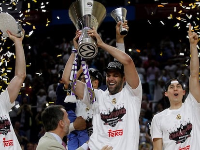 Felipe Reyes alza el título de la Euroliga de 2015 como capitán del Real Madrid. CLAUDIO ÁLVAREZ
