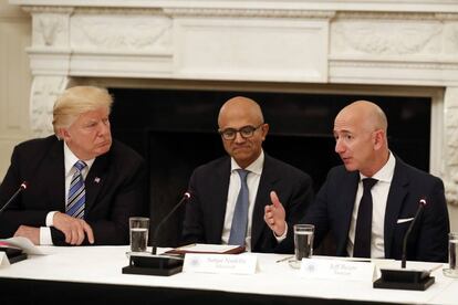 Jeff Bezos (derecha), de Amazon, habla en presencia de Satya Nadella, de Microsoft, y el presidente Trump.