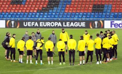 Emery se dirige a sus jugadores en el entrenamiento en el St. Jakob-Park.