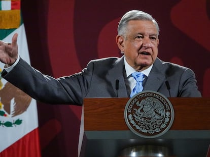 El presidente de México, Andrés Manuel López Obrador, habla durante la rueda de prensa matutina del 30 de agosto de 2022, en Ciudad de México.