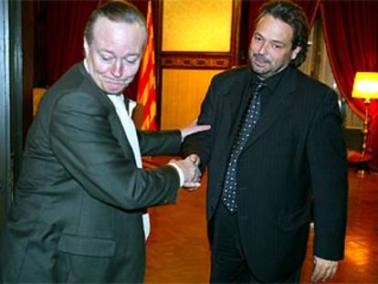 Josep Piqué, líder del PP catalán, ayer con el nuevo presidente del Parlamento catalán, el republicano Ernest Benach.