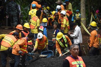 Un grupo de trabajadores arregla el camino que conduce hasta la cueva, en Khun Nam Nang Non Forest Park, el 3 de julio de 2018.