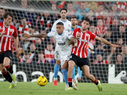 El centrocampista del Athletic Club Beñat Prados (d) disputa una posesión con el delantero brasileño del Girona Sávio Moreira (2i) durante la pasada jornada.