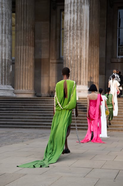 Presentado en el Museo Británico, el desfile de la colección primavera-verano 2025 de Erdem explora la idea de “cómo lo femenino y lo masculino se contraponen”, según explica el diseñador.
