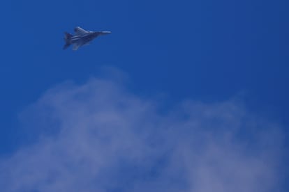 Un avión israelí vuela en medio de hostilidades transfronterizas entre Hezbolá e Israel, visto desde el norte de Israel, este lunes.