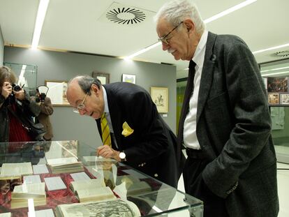 Francisco Rico y Eduardo Mendoza admirando unos ejemplares del 'Quijote' en la Universidad Autónoma de Barcelona, en noviembre de 2015.