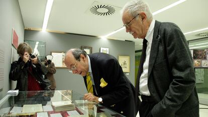 Francisco Rico y Eduardo Mendoza admirando unos ejemplares del 'Quijote' en la Universidad Autónoma de Barcelona, en noviembre de 2015.