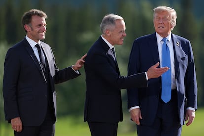 Desde la izquierda, Emmanuel Macron, presidente de Francia; Mark Carney, primer ministro de Canadá, y Donald Trump, presidente de los Estados Unidos.