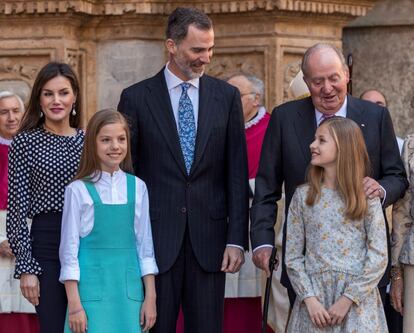 Los reyes Felipe y Letizia, sus hijas, la princesa Leonor y la infanta Sofía, y el rey Juan Carlos.