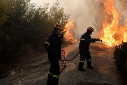Bombers intenten extingir l'incendi a Penteli (Grècia).