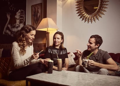 Rocío Osborne y los hermanos Conde comprueban las infinitas posibilidades del brandy Carlos I en el universo de la coctelería gracias a las creaciones que les ha servido el coctelero de Angelita Madrid, Mario Villalón.