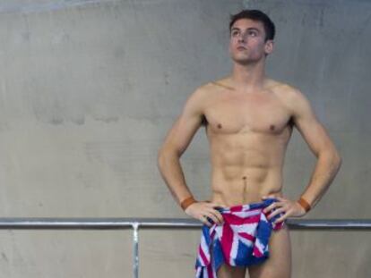 Ele sofreu bullying na escola. Perdeu o pai aos 17 anos. Hoje, é um dos melhores atletas de saltos ornamentais do mundo, e o mais famoso deles. Seu nome é Tom Daley