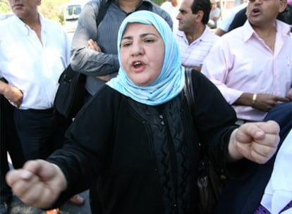 Una mujer de la familia Hanun protesta contra el desalojo de su vivienda por policias israelís en Jerusalén Este