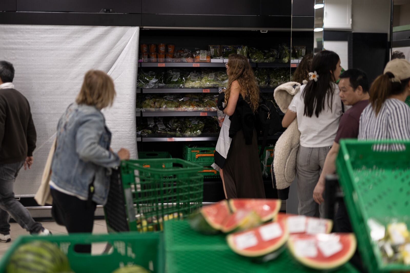 El apagón en un supermercado: “Se llevan agua, papel de váter, legumbres y velas”