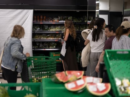 Supermercado del centro de Barcelona, con las persianas de las neveras cerradas, este lunes durante el apagón.