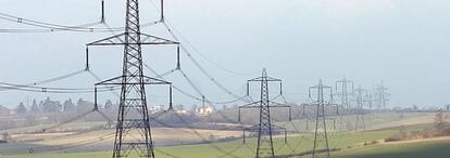 Torretas de tendido eléctrico de alta tensión.