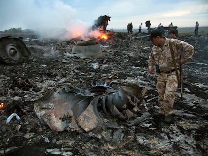 Restos del avión MH17 cerca de la localidad ucrania de Grábovo, el 17 de julio de 2014.