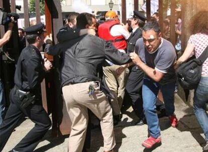 La policía forcejea con dos de los marineros que intentaron entrar por la fuerza en el Parlamento.