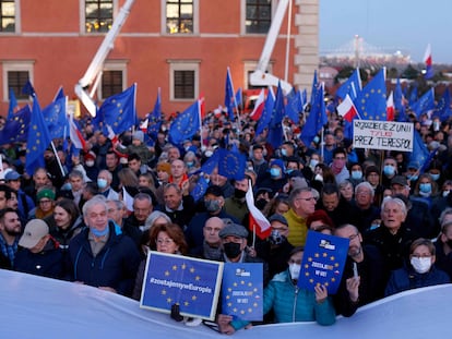 Manifestantes proeuropeos en la plaza del Castillo de Varsovia este domingo 10 de octubre.