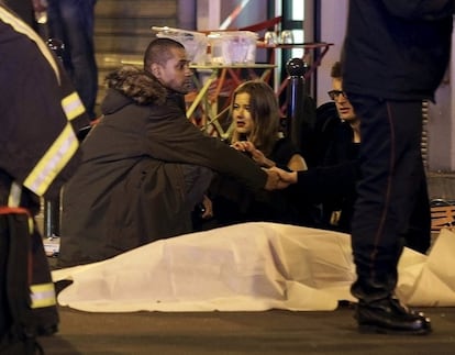 Víctimas de los atentados en la calle, ante uno de los restaurantes atacados.