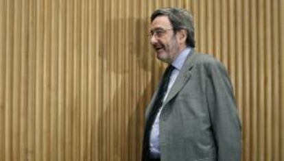 El expresidente de Caixa Catalunya Narcís Serra al comienzo de su comparecencia en la Comisión de Economía y Competitividad del Congreso para explicar la nacionalización de la entidad. EFE/Archivo