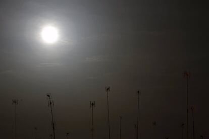 A lua fotografada com várias antenas de televisão em Sevilha.