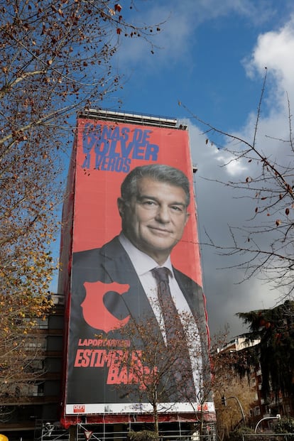 Joan Laporta, expresidente del Barcelona, ha iniciado duramente la batalla por volver a la presidencia del club de fútbol, y lo ha hecho desafiando al Real Madrid en frente de su propio estadio. Ha colocado una gigantesca pancarta con su lema electoral a tan solo 100 metros de distancia del Santiago Bernabéu. En la lona reza: “Laporta president, estimem al Barça”. Y, en castellano: “Ganas de volver a veros”.