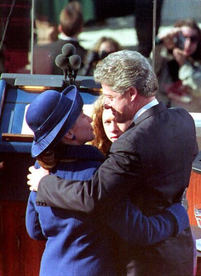 El presidente Bill Clinton abraza a su mujer y a su hija Chelsea tras la sesión de investidura en el Capitolio de Washington, el 20 de enero de 1993.