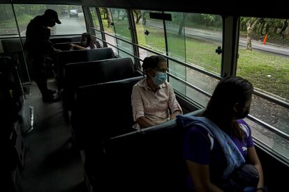 Un soldado inspecciona un bus de pasajeros en un retén militar en el poblado de Tonacatepeque, El Salvador, el 5 de mayo.