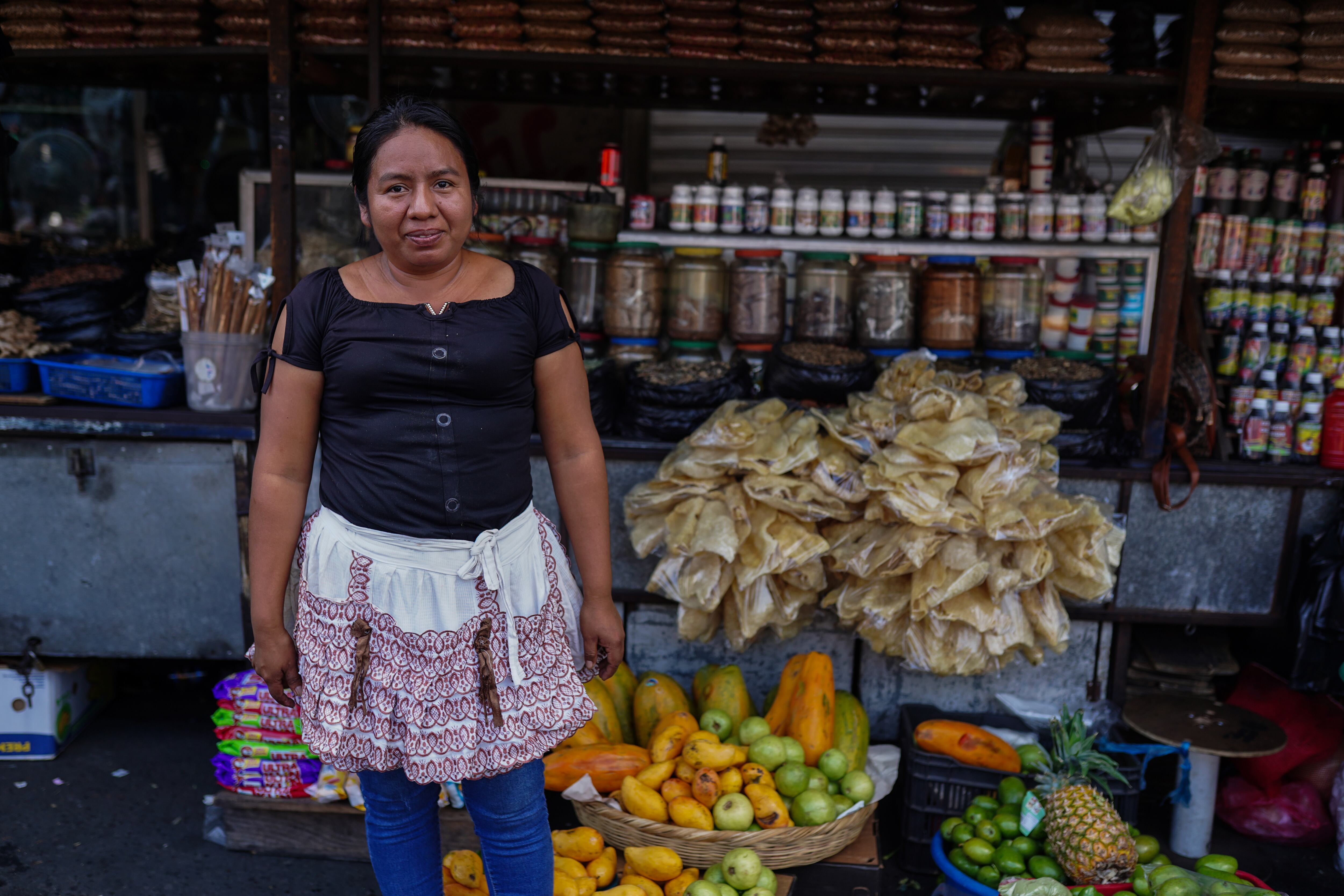 Elisa Ramos, vendedora ambulante, ha visto un decrecimiento en la venta de fruta fresca debito a que el turismo internacional prefiere comprar en establecimientos de franquicias transnacionales.
