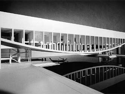 Palacio de Congresos (1969), de Louis Kahn, nunca construido en el Gran Canal de Venecia. Maqueta de Javier Vallés y María Casariego.