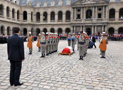 El presidente francés, Nicolas Sarkozy, rinde tributo al fallecido Lazare Ponticelli, el último soldado francés superviviente de la I Guerra Mundial.