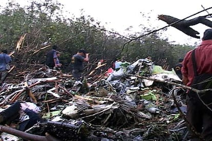 La imagen muestra la llegada de los primeros agentes al lugar del siniestro. El avión ha quedado convertido en un amasijo de hierros, aunque ha habido supervivientes. Entre el centenar de pasajeros había una decena de extranjeros, entre ellos una española. El mal tiempo en la zona es la causa más probable del accidente. Antes de partirse en dos en su caída, el piloto de la aeronave intentó un aterrizaje de emergencia.