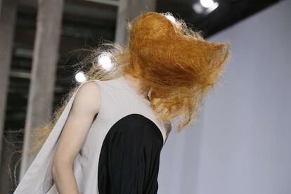 Una modelo presenta una creación del diseñador norteamericano, Rick Owens, durante la Semana de la Moda de París.