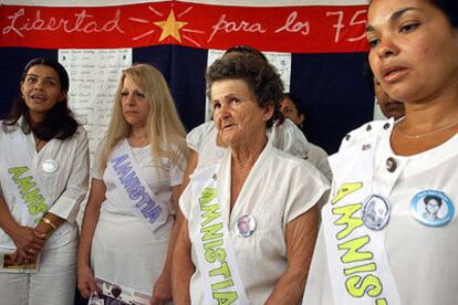 Un grupo de esposas de los disidentes cubanos encarcelados, durante su ayuno ayer en La Habana.