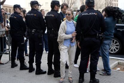 María José Campanario, esposa de Jesulín de Ubrique, entra en la Audiencia Provincial.