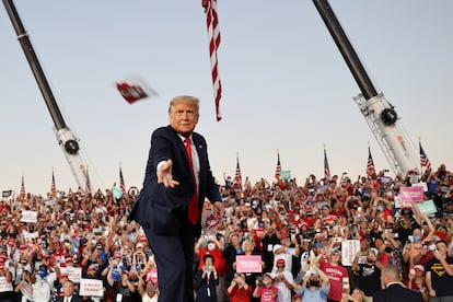 Donald Trump durante seu comício desta segunda-feira na Flórida.