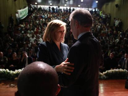 El presidente de Colombia Juan Manuel Santos saluda a Yolanda Pinto, v&iacute;ctima de la guerra con las FARC.