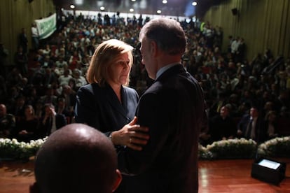 El presidente de Colombia Juan Manuel Santos saluda a Yolanda Pinto, víctima de la guerra con las FARC.