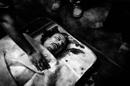 Primera imatge del cadàver del dictador libi Moammar al-Gaddafi, captada en una casa privada de Sirte, la seva ciutat natal, abans que el traslladessin a Misrata.