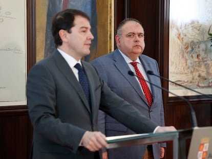 El presidente de la Junta de Castilla y León, Alfonso Fernández Mañueco (a la izquierda), comparece junto con el consejero de Sanidad, Alejandro Vázquez, este lunes en Valladolid.