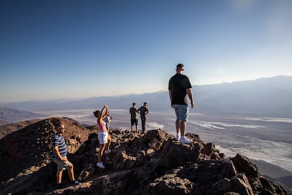 Turistas en el mirador de Dante, en el Valle de la Muerte, este miércoles pasado.