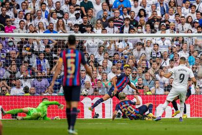 Benzema marca el primer gol del partido frente al Barcelona. 