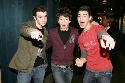 Kevin, Nick y Joe Jonas. Estrellas adolescentes al igual que Ryan Gosling, los Jonas Brothers (en la imagen, en 2006) grabaron su primer disco en 2005 y anunciaron su separación en 2013. Sus padres, Denise y Kevin –ella cantante de iglesia y profesora de lenguaje de signos y él pastor y cofundador del movimiento Christ for the Nations Music–, solían viajar a menudo y siempre tuvieron claro que querían educar en casa a sus hijos, según comentó ella en una entrevista con la web especializada Homeschool.com. Desde que el mayor de los hermanos, Kevin, cumplió 6 años, sus progenitores comenzaron su educación en el hogar, algo que después hizo más sencillo que los jóvenes desarrollaran su carrera musical. Su madre asegura que aunque no se hubieran dedicado al mundo del espectáculo ella habría apostado de igual modo por la educación en casa, de la que es una firma defensora: "He aprendido cosas maravillosas de la escuela en casa, es algo que elegiría una y otra vez si tuviera que volver a elegir. Se trata de una forma maravillosa de vivir tu vida y de educar a tus hijos y tu familia".