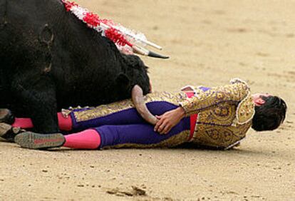 Cogida sin consecuencias de Valentín Ruiz en el segundo toro de la tarde.