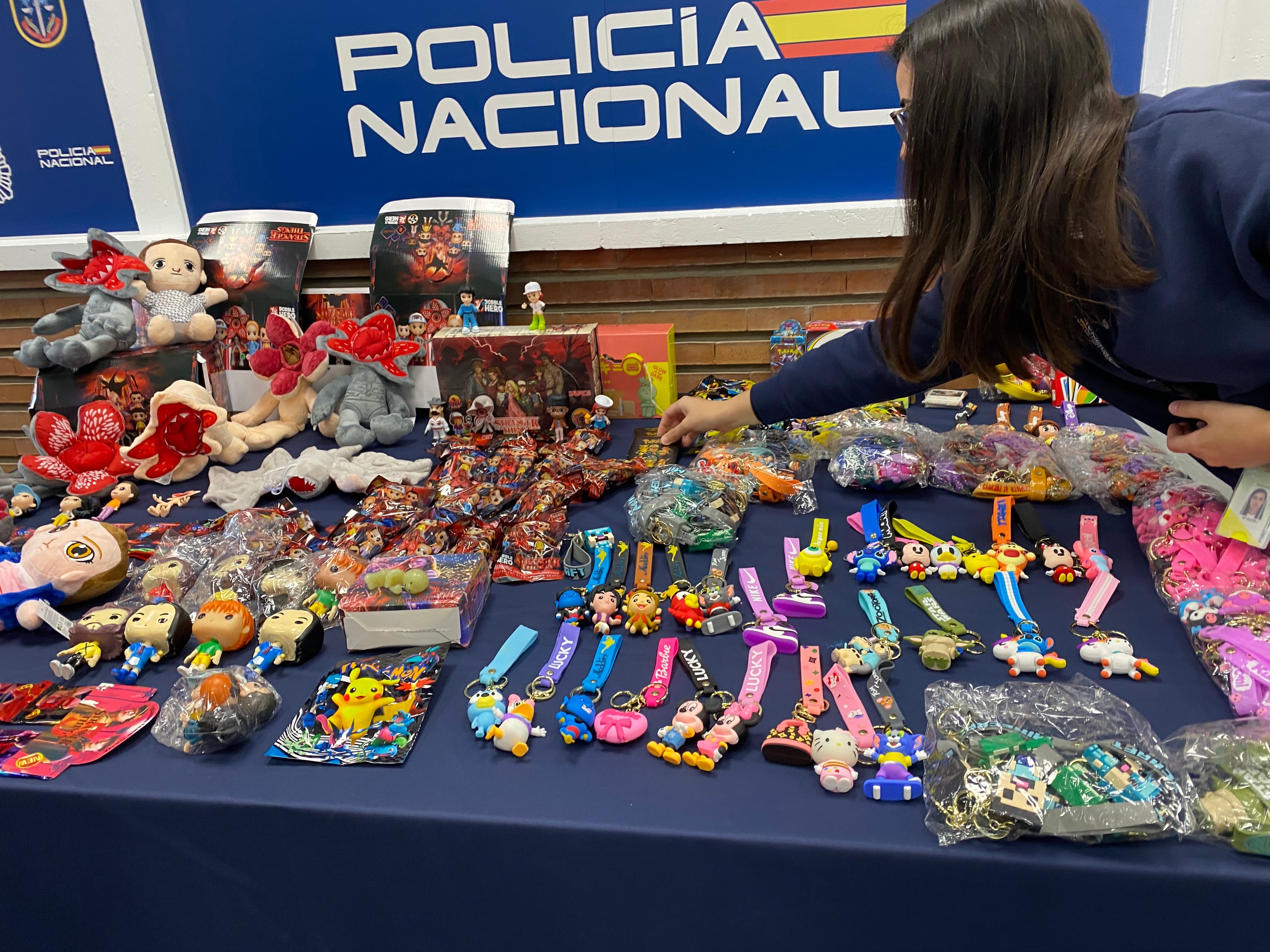 Varios llaveros de diferentes personajes, peluches y muñecos de colección Funko, todos falsificados, intervenidos en la operación Eleven de la Policía Nacional. 