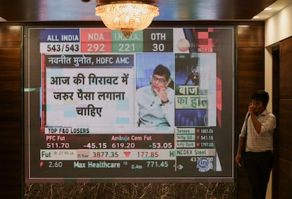 Imagen con los resultados de las elecciones en India dentro de la Bolsa de Bombai, el 4 de junio.