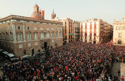 La gente se reune en la Plaza de Sant Jaume frente al Palau de la Generalitat tras la declaración de independencia del Parlament.