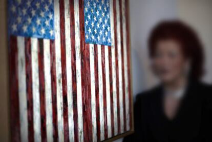 La obra <i>Flags</i> (1987), de Jasper Johns, ayer en el IVAM de Valencia.